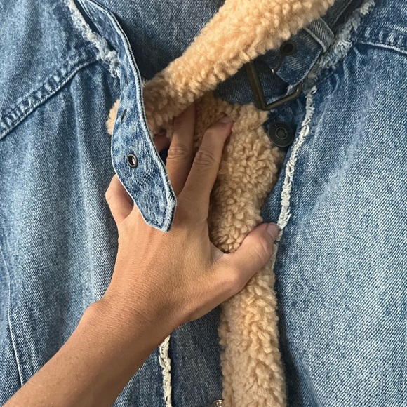 Free People Rylee Denim Jacket Faux Shearling Lined – Med Wash – Size Large NWT - Picture 3 of 11